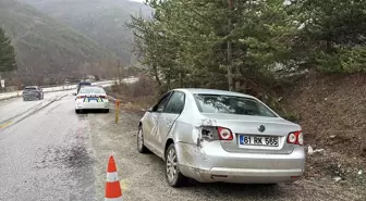 Kastamonu'da refüje çarpan otomobildeki 3 kişi yaralandı