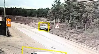 Kaygan yolda takla atan araçtaki 2 kişi yaralandı