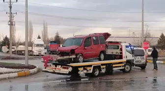 Konya'da tırla çarpışan hafif ticari araçtaki 1 kişi yaralandı