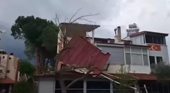 Kuşadası'nda fırtına ve sağanak: Evlerin çatıları uçtu, araçlar yollarda mahsur kaldı