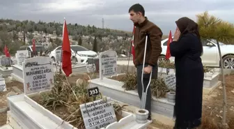 Malatya'da, depremde kaybettikleri yakınlarının mezarlarını ziyaret edip gözyaşı döktüler
