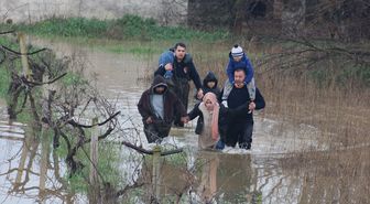 Manisa'da nehir taşması sonucu bağ evinde mahsur kalan 5 kişiyi itfaiye kurtardı