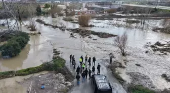 Manisa'da sağanak sonrası dere taştı, yollar ve tarım alanları suyla doldu