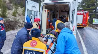 Manisa'da şarampole yuvarlanan hafif ticari araçtaki 2 kişi yaralandı