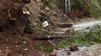 Mersin'de heyelan iki kırsal mahallenin yolunu kapattı