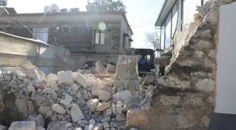 Mersin'in Akdeniz ilçesinde 2 katlı metruk ev yıkıldı