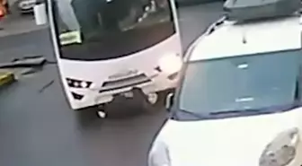 Midibüsün çarptığı kadın yaralandı; kaza kamerada