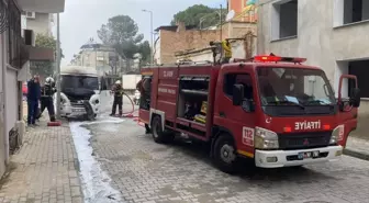 Nazilli'de park halindeyken yanan minibüste hasar oluştu