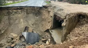 Sağanak nedeniyle yol çöktü