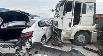 Sakarya'da çarpışan tır ile otomobil akaryakıt istasyonu alanına savruldu