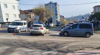 Samsun'da hafif ticari araç ile otomobilin çarpıştığı kazada 3 kişi yaralandı