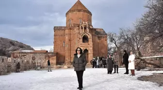 Sanatçı Hülya Koçyiğit, Akdamar Adası'nı gezdi