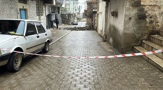 Şanlıurfa'da evin duvarının çökmesi güvenlik kamerasında
