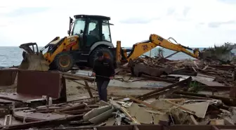 Side büyük plajda günübirlik 15 işletme yıkıldı