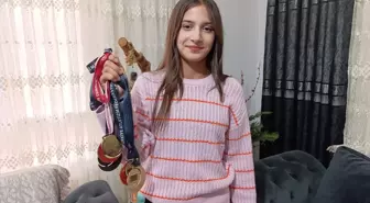 Sırıkla atlamada Türkiye rekoru kıran 13 yaşındaki Emine Elif çalışmalarının karşılığını aldı Açıklaması