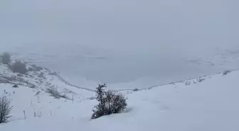 Sivas'ta 4 Eylül Barajı'nın yüzeyi buzla kaplandı