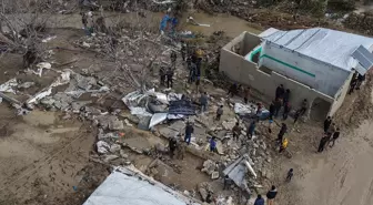 Suriye'nin İdlib ilinde şiddetli yağışlar 15 kampı vurdu, 300 çadır kullanılamaz hale geldi