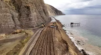 Tekirdağ'da heyelan nedeniyle trafiğe kapatılan yolda çalışmalar sürüyor