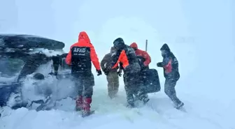 Tipide araçlarıyla mahsur kalan vatandaşları AFAD ekipleri kurtardı