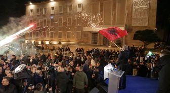 Tiran'da hükümet karşıtı gösterilerde, Başbakanlık binasına molotofkokteyli saldırısı