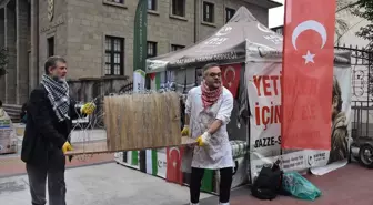 Trabzon'da akademisyenden Gazzelilere destek eylemi