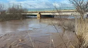 Turgutlu'da sağanak nedeniyle Gediz Nehri taştı, yollar kapandı, metruk ev yıkıldı