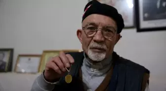 Türk Silahlı Kuvvetlerini Güçlendirme Vakfına bağışı dolayısıyla aldığı berat ve madalyasına gözü gibi bakıyor