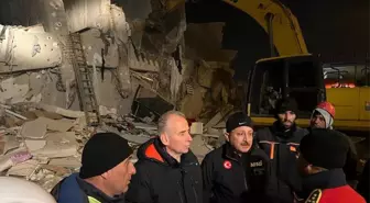 Unutulmayan fedakarlık: Kolunda kemoterapi serumuyla deprem bölgesinde çalıştı