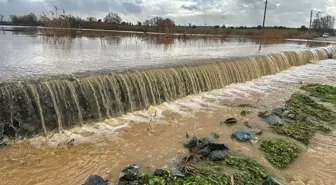 Uşak'ta derenin taşması sonucu tarım arazilerini ve iş yerlerini su bastı