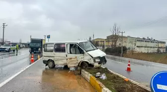 Uşak'ta refüje çarpan panelvandaki 1 kişi yaralandı