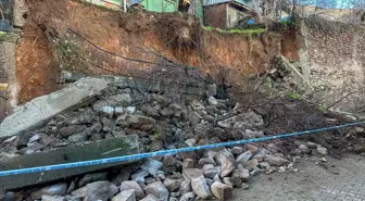 Uşak'ta toprak kayması ve istinat duvarının çökmesi sonucu 3 ev tahliye edildi