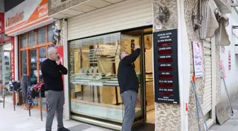 Yalova'da kopyaladıkları öne sürülen kumandayla kepenklerini açtıkları kuyumcu dükkanını soydular