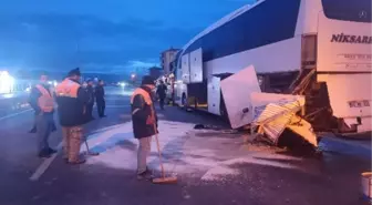 Yolcu otobüsüne çarpan hafif ticari aracın sürücüsü ağır yaralandı