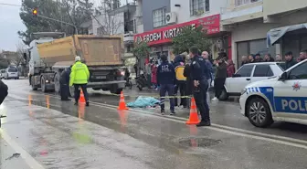 Yolun karşısına geçerken TIR'ın çarptığı yaya öldü; aynı yolda eşine de otomobil çarpmış