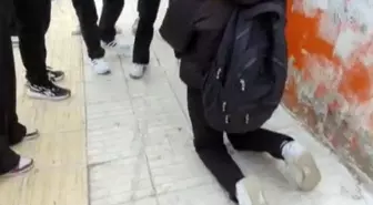 13 yaşındaki kız çocuğuna diz çöktürüp özür dilettiler