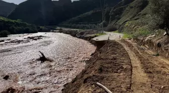 Alaşehir'de sağanak; dere taştı, kara yolu çöktü