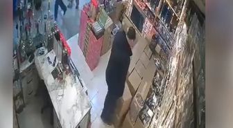 Asma tavan iş yeri sahibinin üzerine çöktü; o anlar kamerada