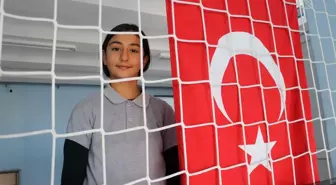 Diyarbakırlı Öğrenci, Katlanmış Türk Bayrağını Sevgiyle Düzeltti