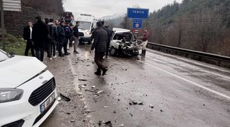 Hafif ticari araç ile otomobil çarpıştı: 5 yaralı