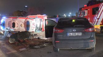 Kartal'da ambulans ile cip kafa kafaya çarpıştı: 2'si sağlık personeli 3 yaralı