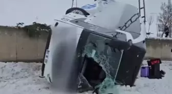 Patnos'ta yolcu otobüsü devrildi: 16 yaralı