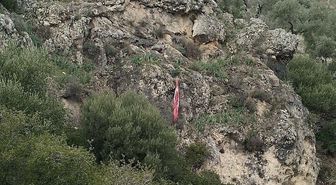Kayalıklara takılan Türk bayrağını tereddüt etmeden kurtardı
