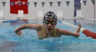 Paralimpik yüzücüler Zümra ve Zeynep İkra, milli takıma girmek için kulaç atıyor