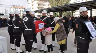 Polis babasının tabutunun başında gözyaşı döktü