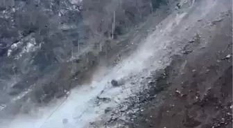 Rize'de köy yolunda heyelan kamerada