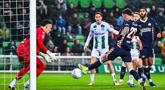 En yakın rakibe 17 puan fark attılar! PSV Eindhoven şampi...