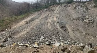 Kapalı köy yolunda heyelan temizliği