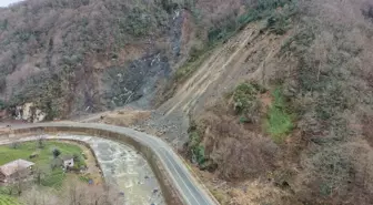 Kapalı köy yolunda heyelan temizliği