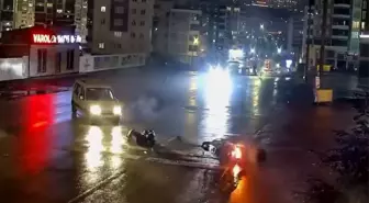 Kurye ile hafif ticari aracın çarpıştığı kaza kamerada; 1 yaralı