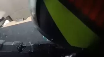 Motosiklet sürücüsü, kazada hafif ticari aracın camından içeri girdi